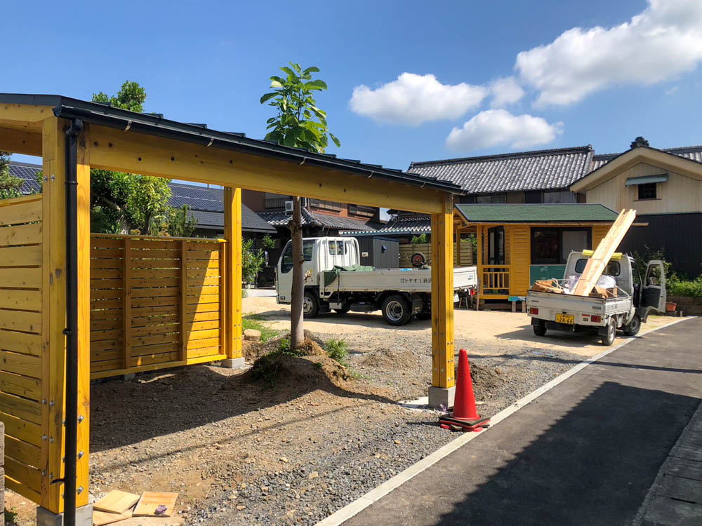 黄色いカーポート