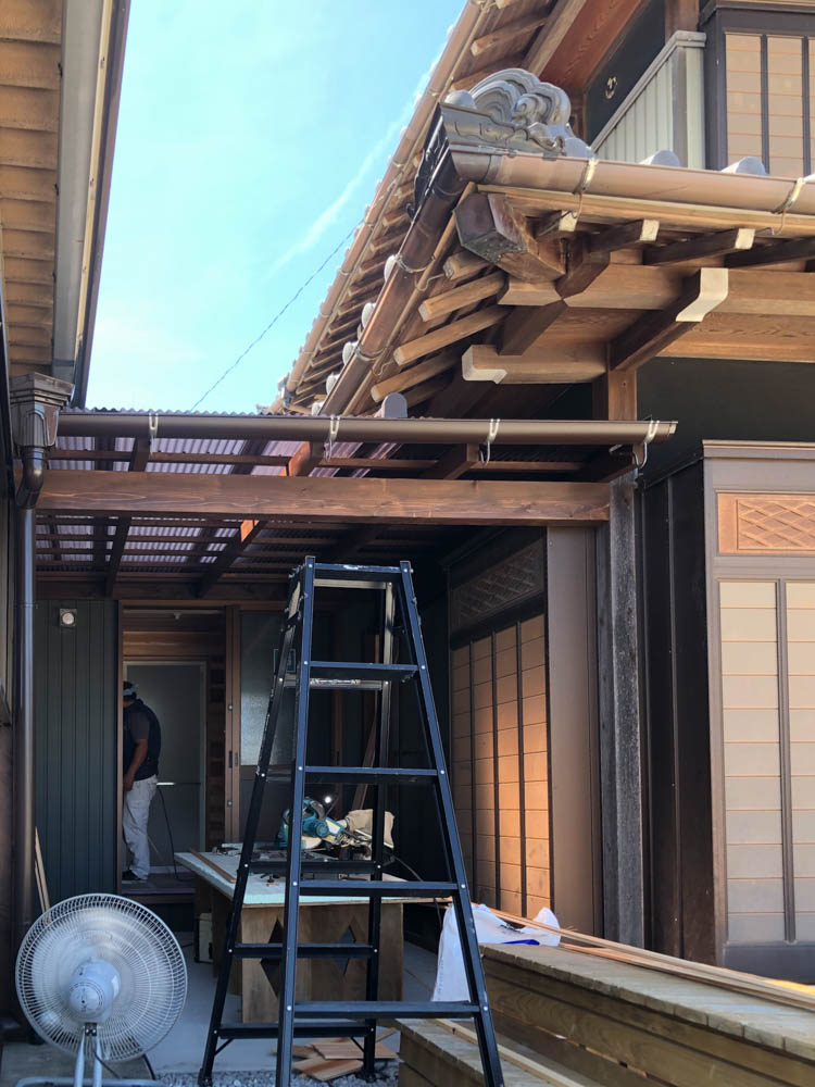 浴室の増築 瓦と板金屋根の谷工事