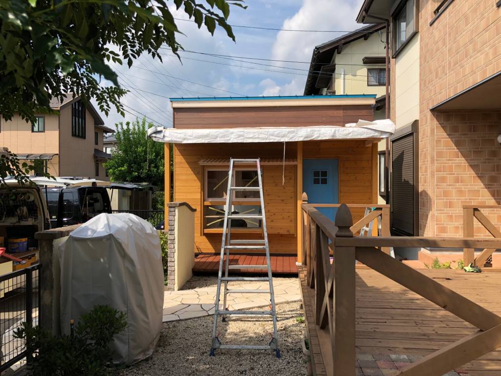 かわいい小さなパン屋さんが間もなく完成します。