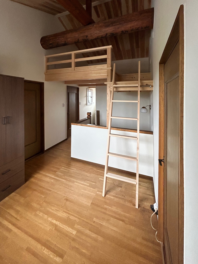 階段の吹き抜けにロフトを作る