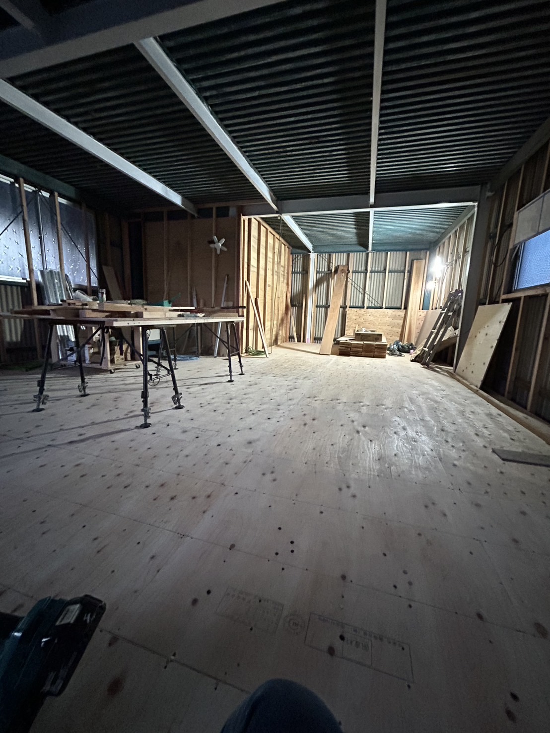 員弁町で鉄骨の建物を改装中