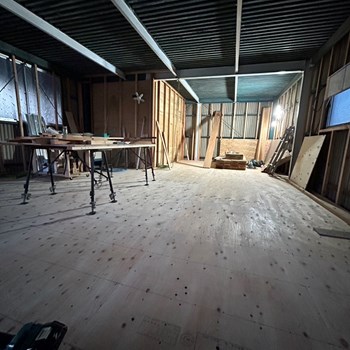 員弁町で鉄骨の建物を改装中