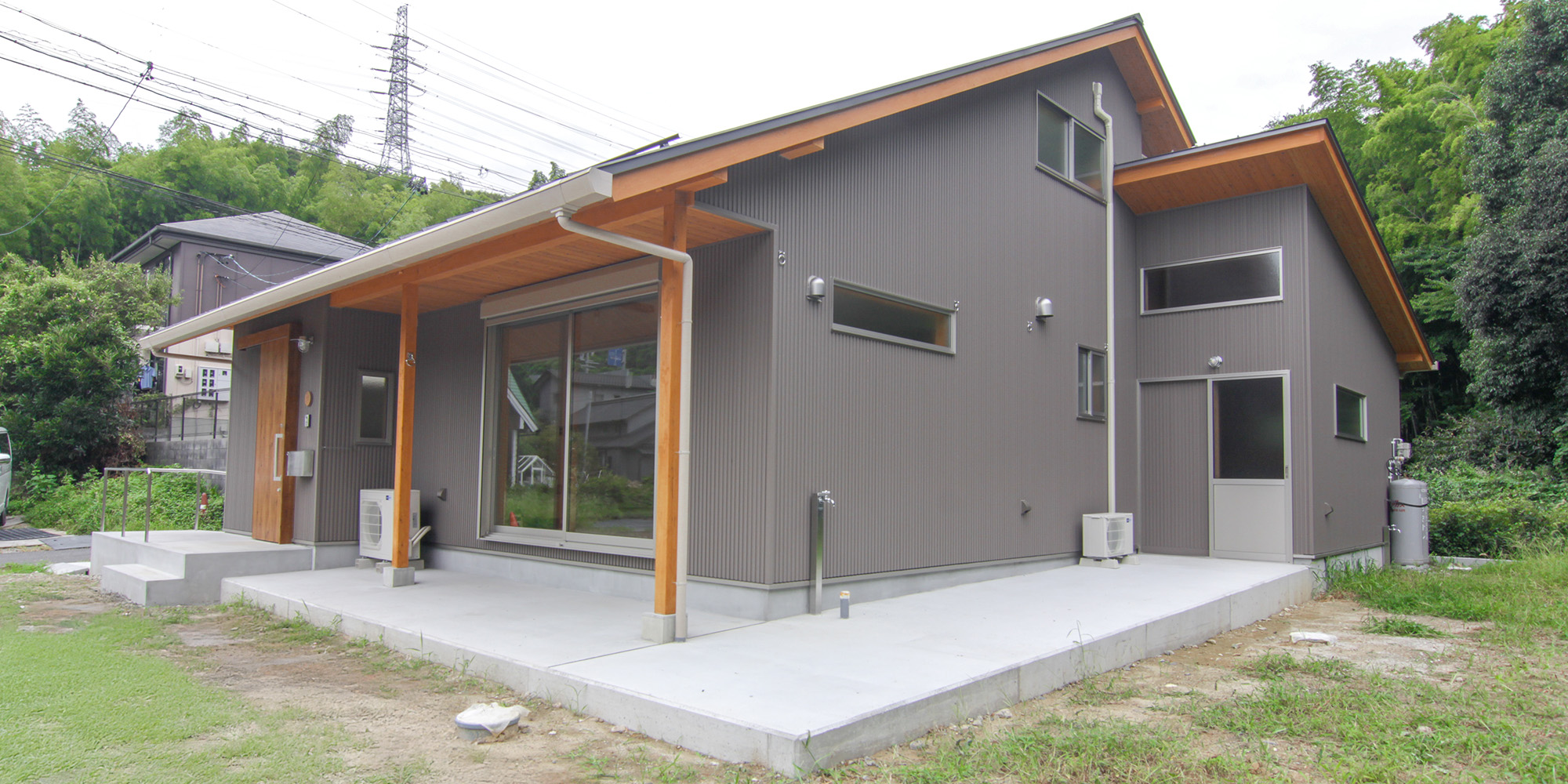 建物をぐるっと囲む土間スペースは畑や庭仕事など、外での生活を楽しむためのつなぎの場となります