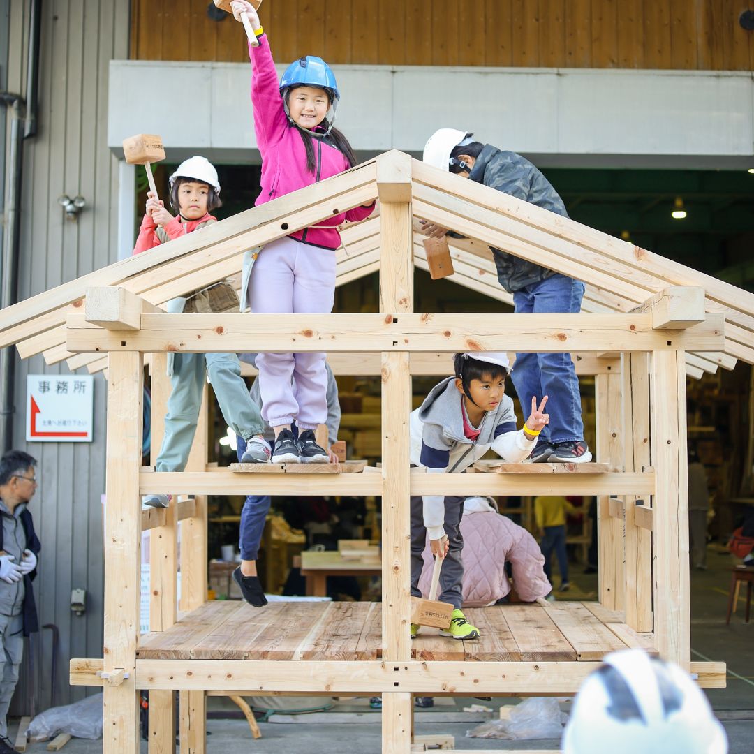 大工さんになって２階建ての小屋を作る体験