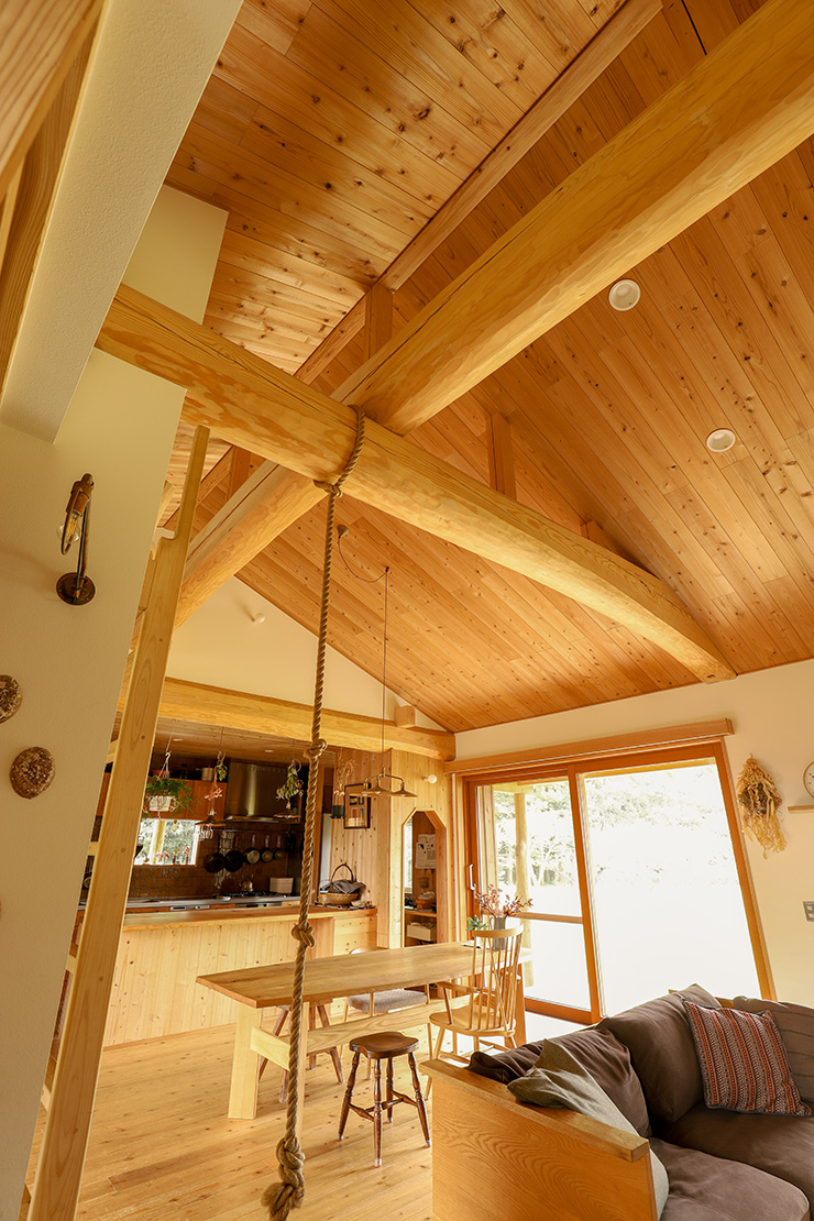 この家の主役のひとつになった松の木の梁。構造でありながら、結果として、この梁が家のイメージを決める“軸”になっています。