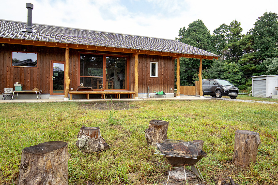 庭のバーベキューエリア。電線が一本も視界に入らない空の下で気兼ねなく火を囲めるそんな“贅沢”が日常になっています。