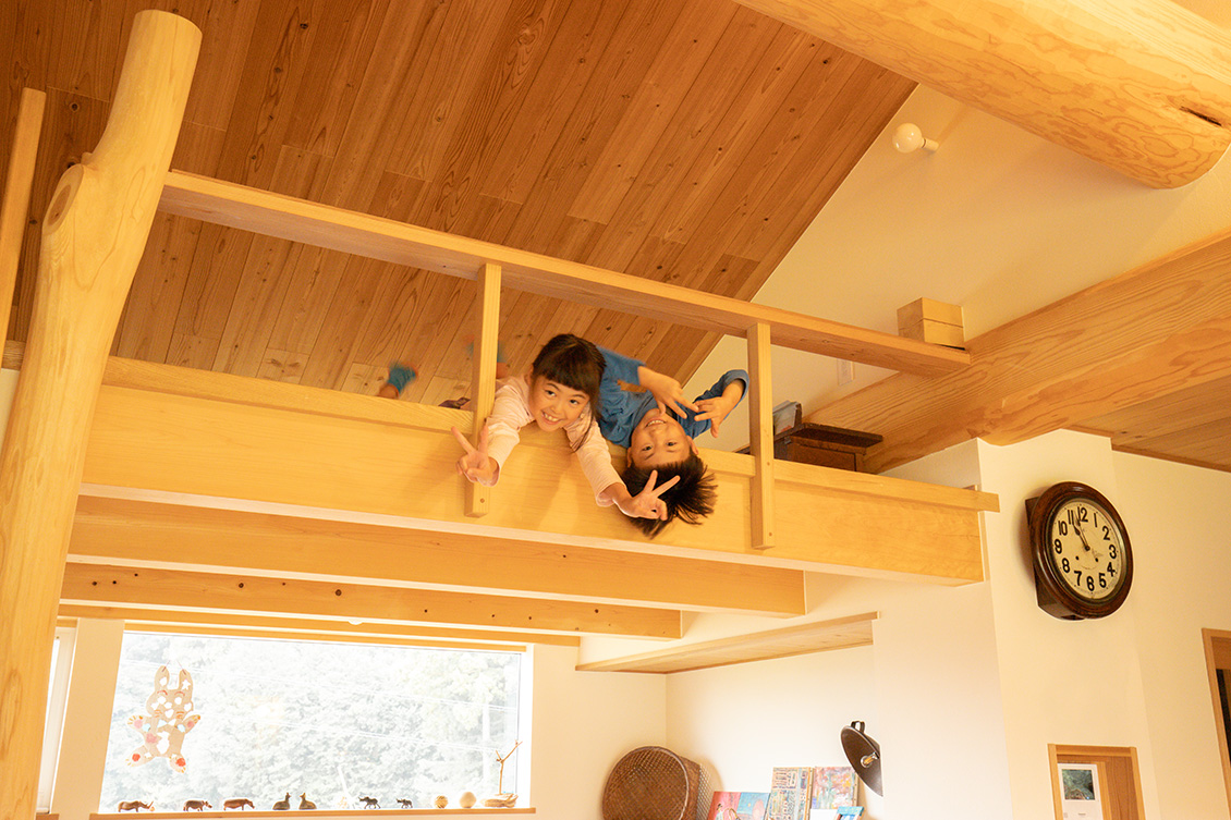 旦那さまこだわりの奥行感。ロフトや廊下には余白の取り方を工夫しあえてすべてを見せ切らないつくりが随所に。