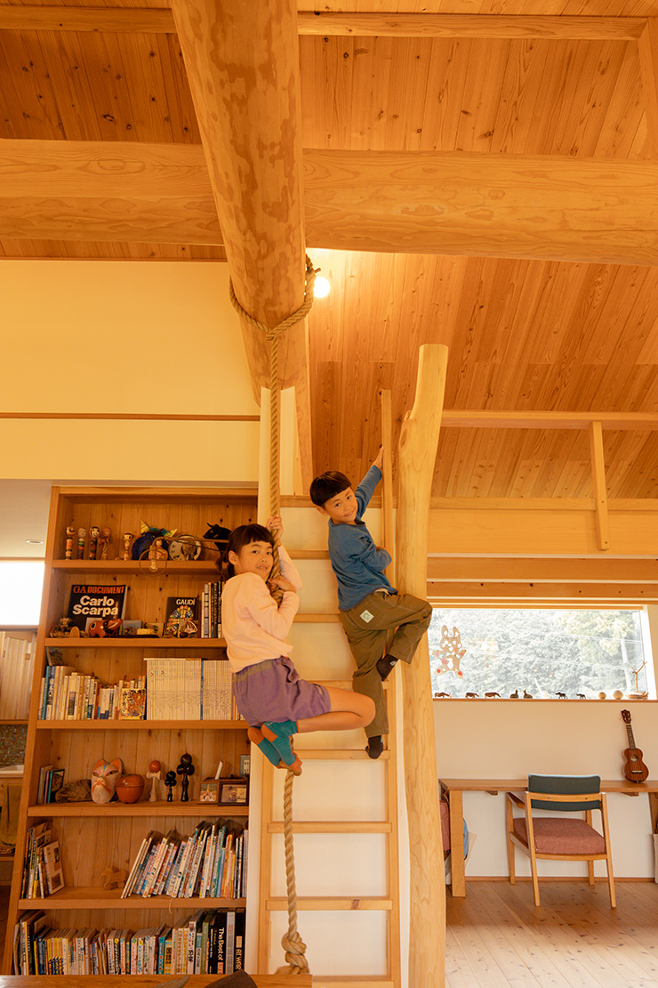 太く頑丈な梁にはロープをかけて家の中に、子供たちの遊び場ができました。