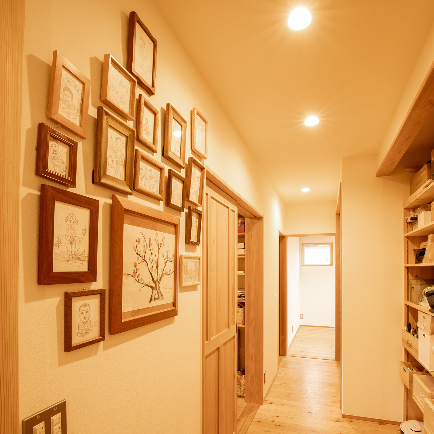 廊下に飾られているのはご主人と奥さまの手描きの絵たち。家族の時間や記憶がにじむ線によりお二人らしさが暮らしの中にも表れています。