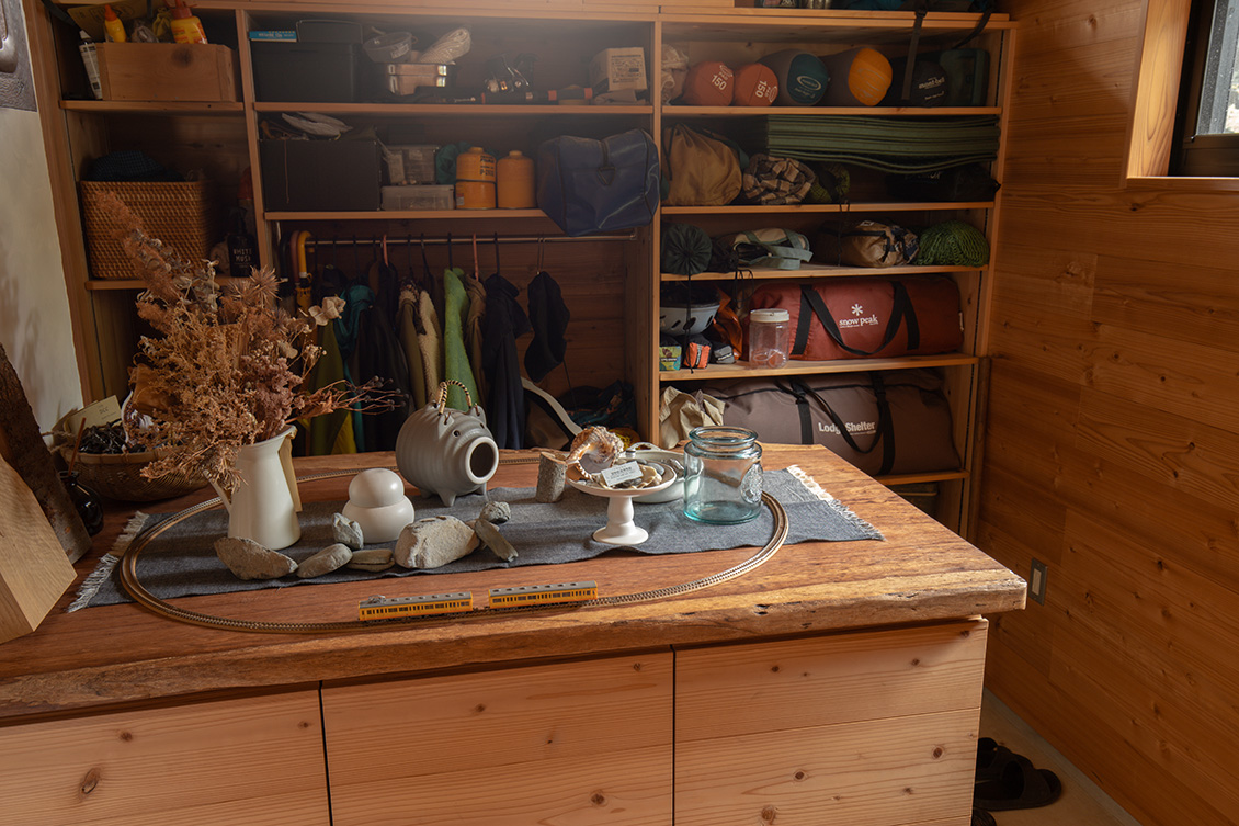 玄関に入るとキャンプグッズやお気に入りのインテリアがお出迎え。