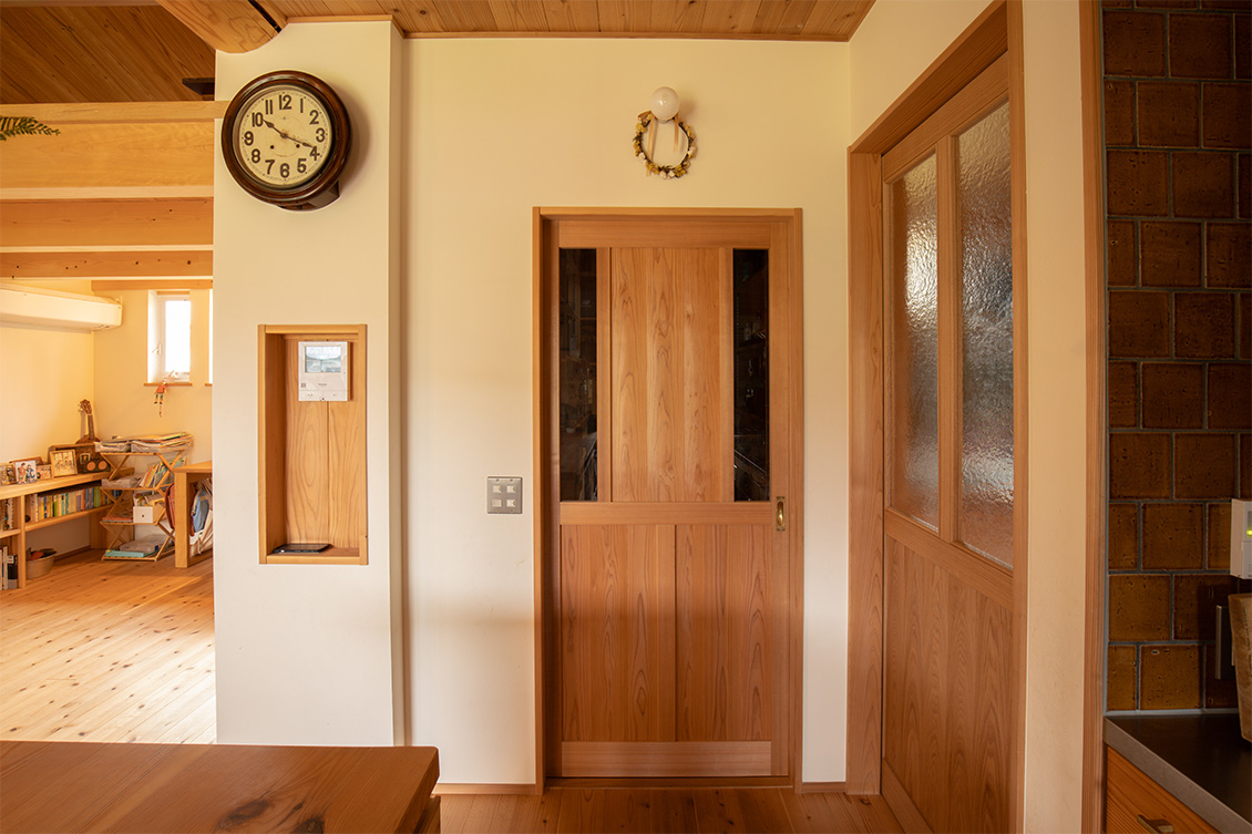 木の建具が家全体の雰囲気をやわらかくつないでくれています。