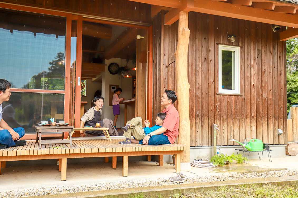 リビングとつながるウッドデッキは丸太柱にもたれながら自然を眺め風を感じるセカンドリビングのような場所。