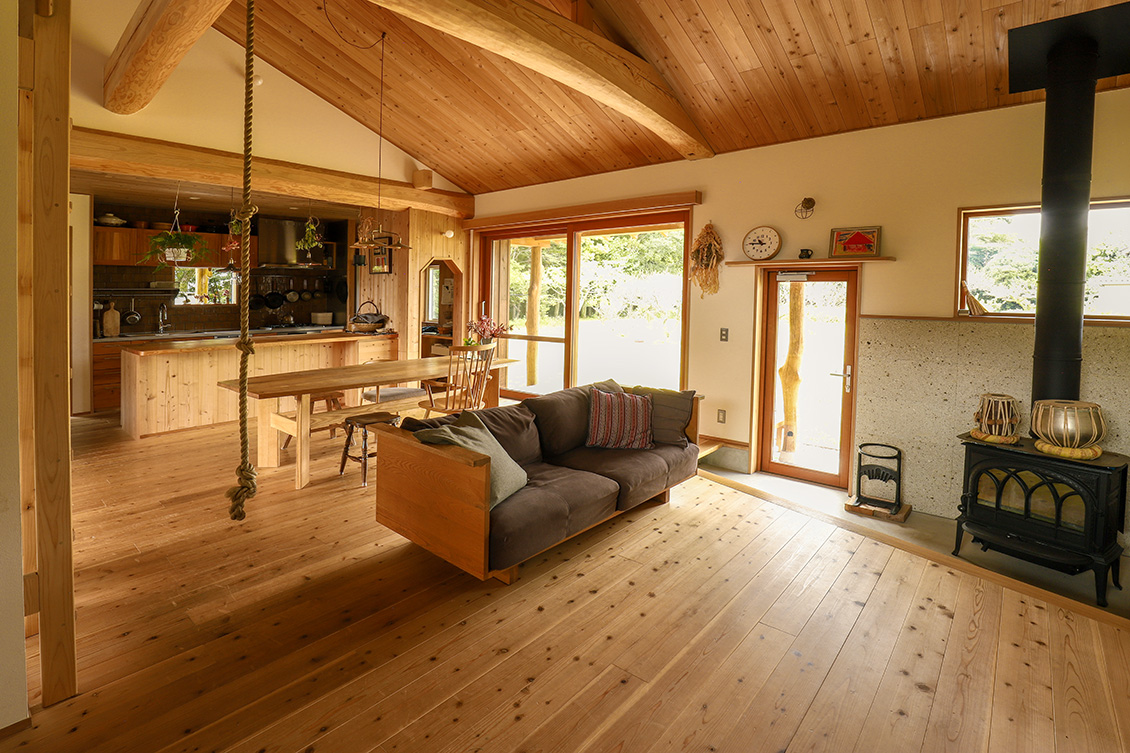 リビングからキッチンへ視線が抜ける一枚です。家の中をぐるっと回れる回遊動線が、日常の動きやすさとして現れています。