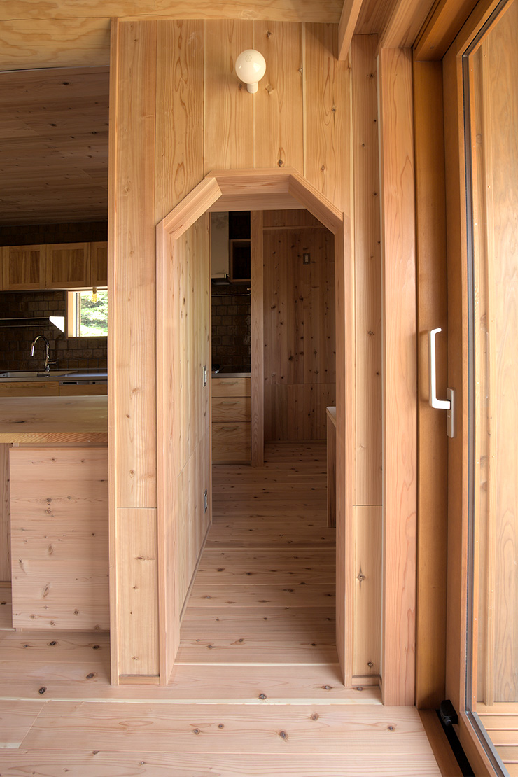 当初はキッチン脇の奥さま専用スペースとして壁で区切る予定だった場所です。工事中に開口して「トンネル」のような抜けをつくり、回遊できる動線になりました。