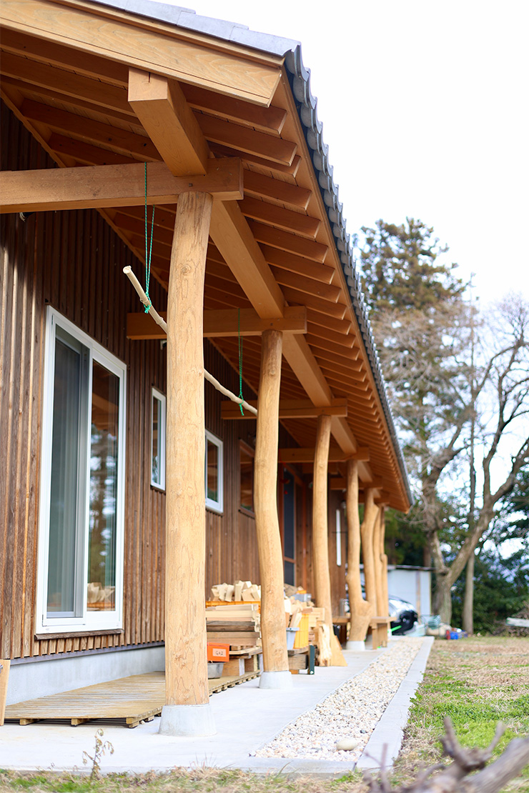 庭側の軒下には丸太の柱が並びます。こちらも棟梁が丸太を一本ずつ削り全体のバランスを見ながら仕上げた手仕事のデザイン。