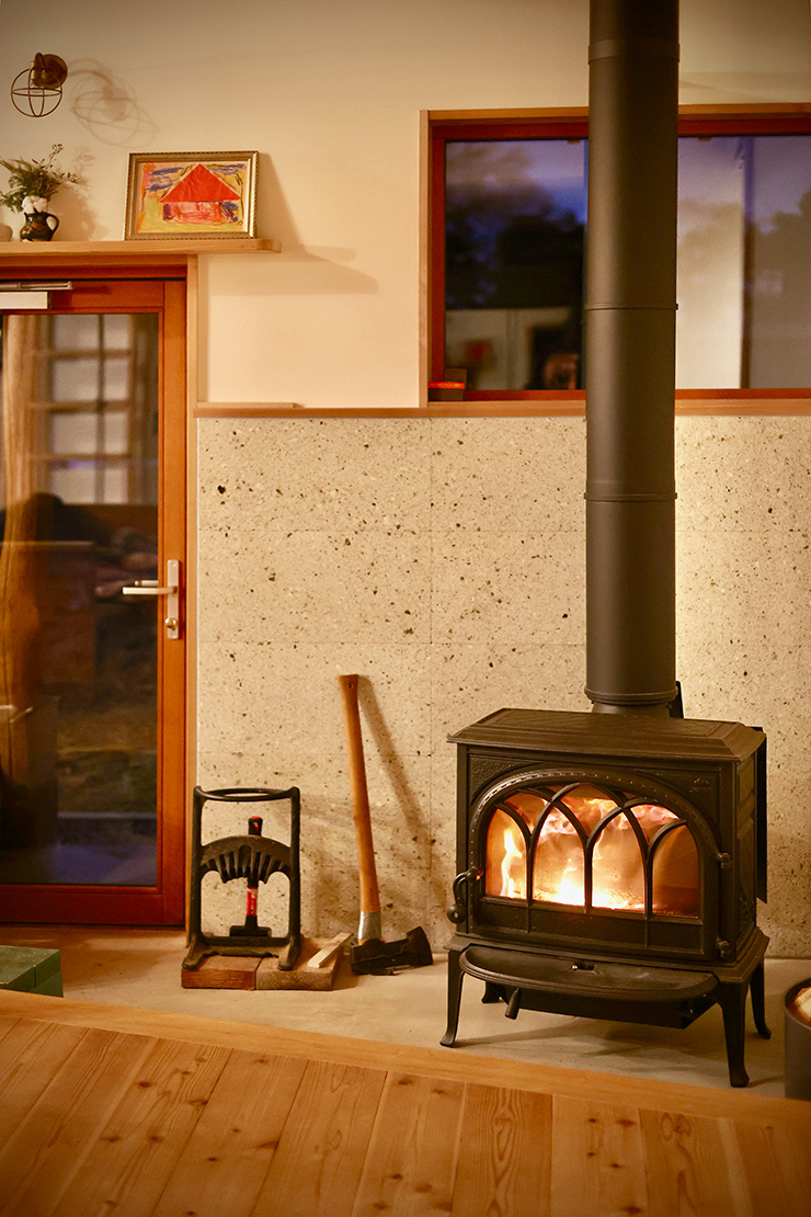 薪ストーブはめちゃくちゃ大活躍とのこと。でも初年度は「綺麗に使いたい」気持ちが勝ったそうで天板で料理はまだしていないそう。なんとも微笑ましく暮らしを大切にしている様子が滲みます。