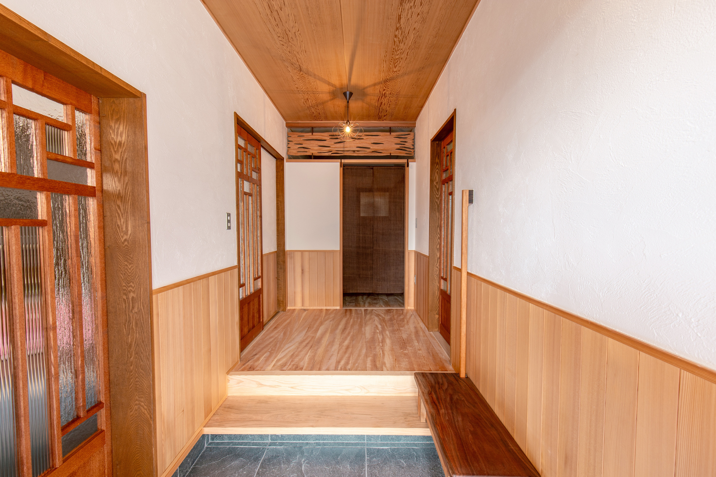 玄関ホールと廊下の間には建具を設けず、のれんでゆるやかに仕切れるようにしました。