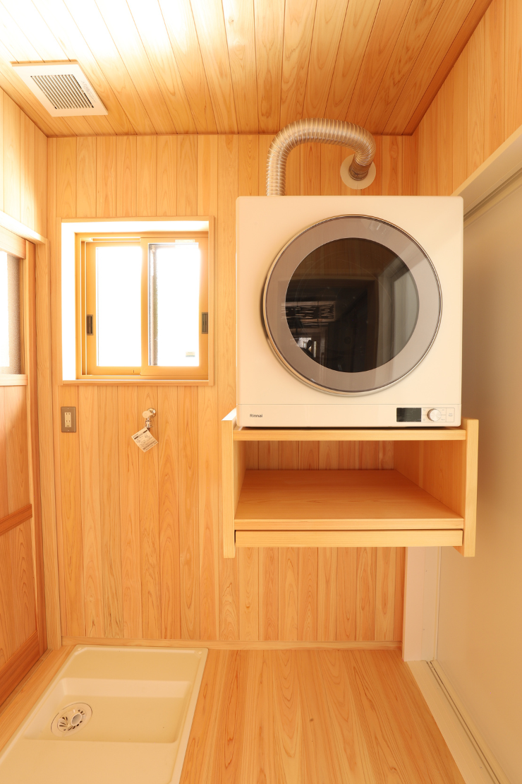 乾燥機を設置するカウンターを造作し、洗濯から乾燥までを一つの空間で行えるよう計画。
