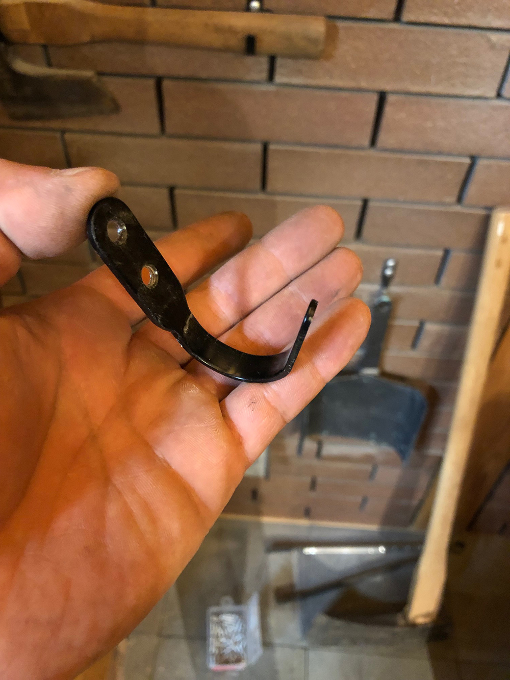 薪ストーブの斧掛け