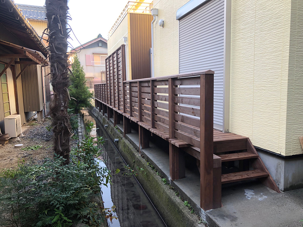 水路沿いのウッドデッキ