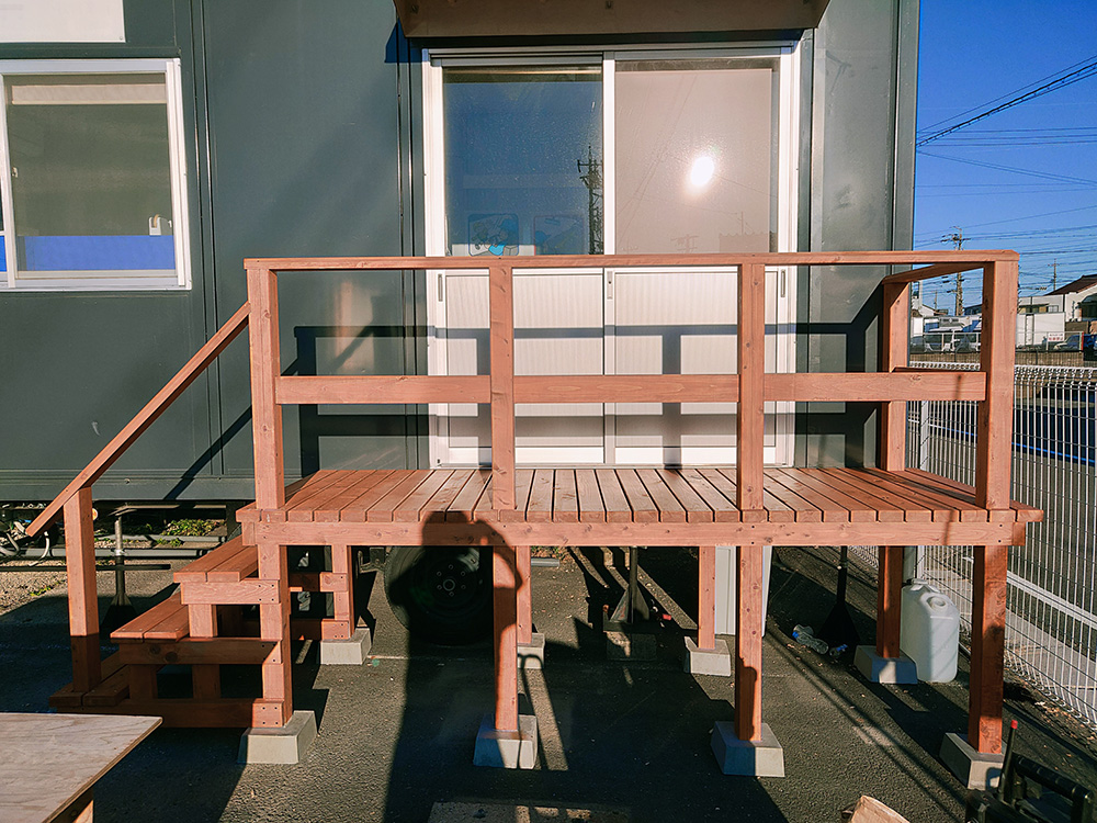 トレーラーハウス 出入り口用ウッドッデッキ