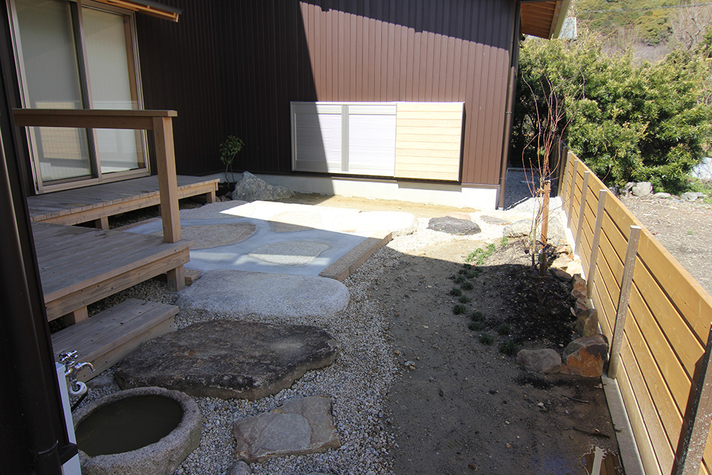 多度山の家の庭