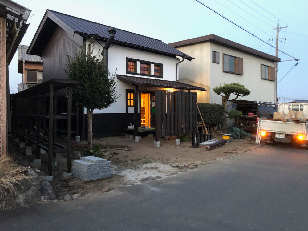 菰野町池底　カフェギャラリー