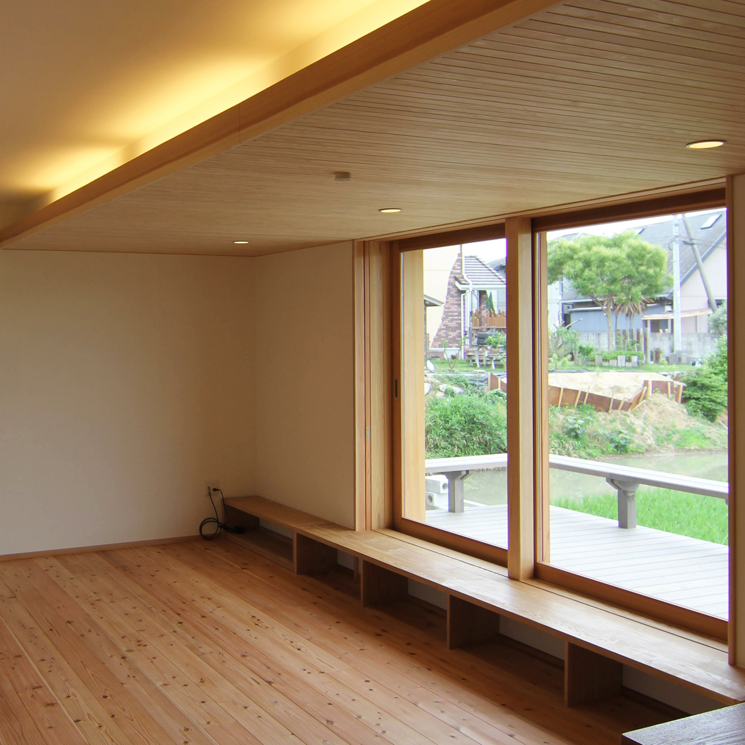 田んぼのたもとの家