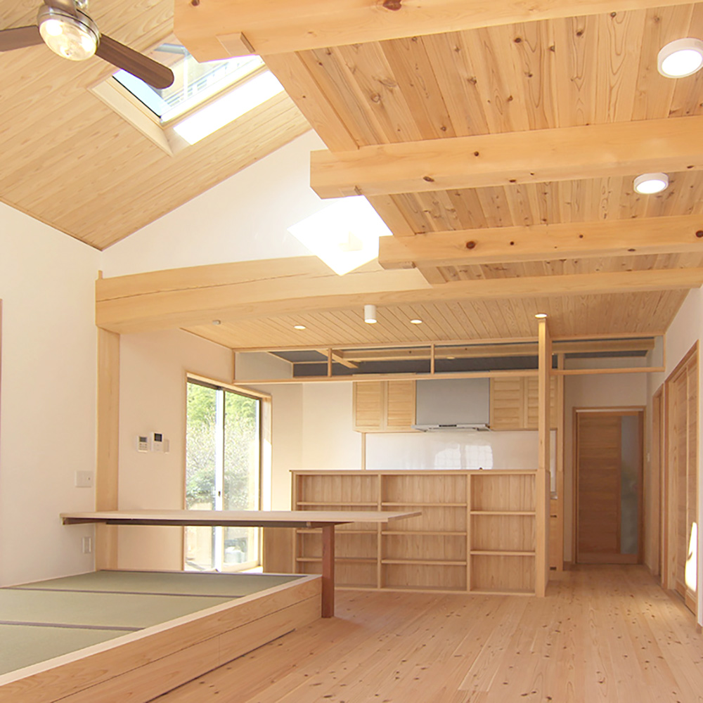 畳リビングと吹き抜けの家