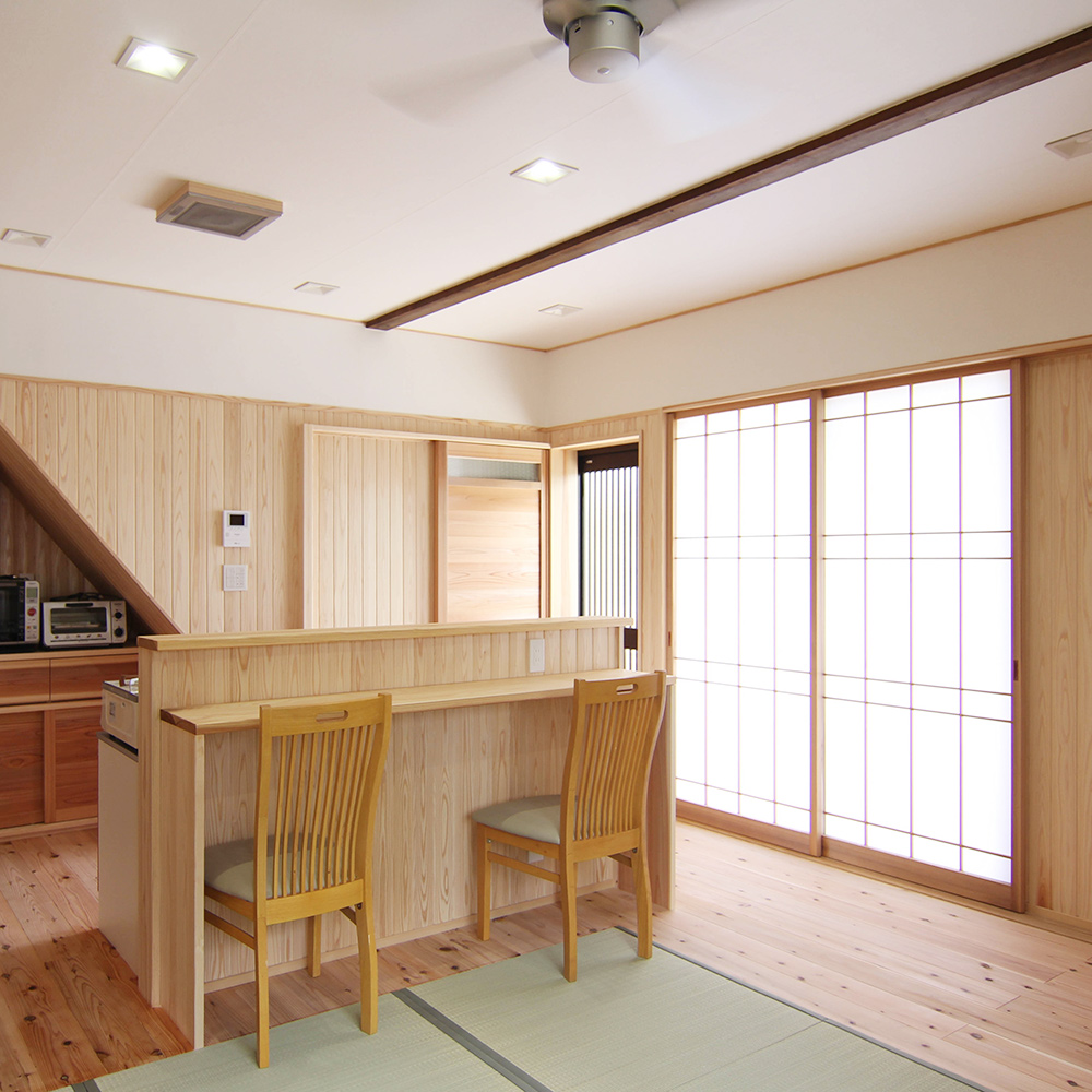 築６０年離れのガレージを改装　気ままに過ごせるワンルーム空間に